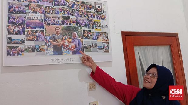 Wiwin Winiwidyawati, Kepala Sekolah SMP Negeri 2 Cimahi, menunjukan foto kegiatan Kepala Staf Angkatan Darat (KASAD), Jendral Agus Subiyanto, yang merupakan Ketua IKA SMP Negeri 2 Cimahi, Jumat (10/11/2023).