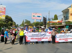 Jalur Pantura Probolinggo Terhenti 60 Detik untuk Hening Cipta Hari Pahlawan