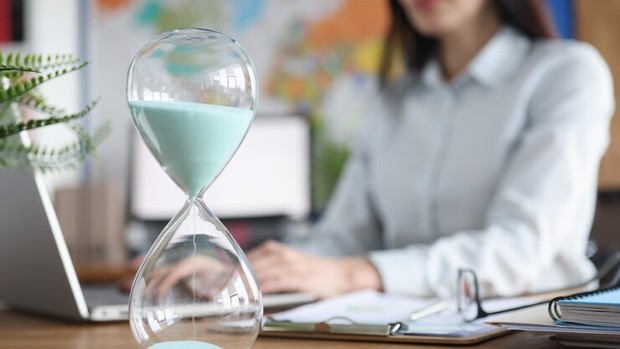 Ilustrasi pandai mengatur waktu/Foto: Freepik.com/kuprevich Cara menerapkan konsep bricolage
