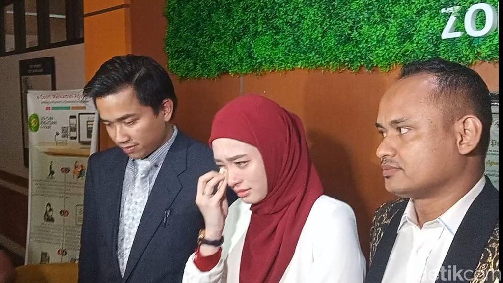 Inara Rusli Nagis sampai Sujud Syukur Resmi Cerai dengan Virgoun Inara Rusli Nagis sampai Sujud Syukur Resmi Cerai dengan Virgoun