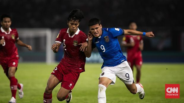 Pemain Timnas Indonesia, Rizdjar Nurviat laga lawan Ekuador di Stadion Gelora Bung Tomo, Surabaya, Jumat (10/11). (CNN Indonesia/Adi Ibrahim)