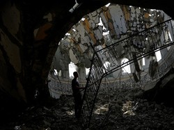 1.000 Masjid Hancur, Warga Gaza Salat di Puing-puing Jelang Ramadan