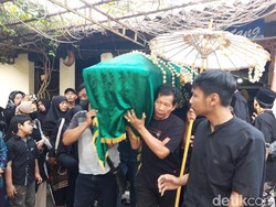 Lambaian Tangan Istri Antar Cak Diqin ke Peristirahatan Terakhir