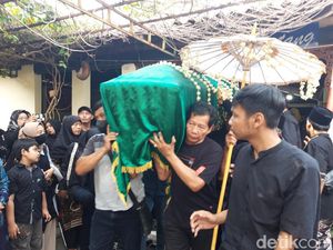 Lambaian Tangan Istri Antar Cak Diqin ke Peristirahatan Terakhir Lambaian Tangan Istri Antar Cak Diqin ke Peristirahatan Terakhir