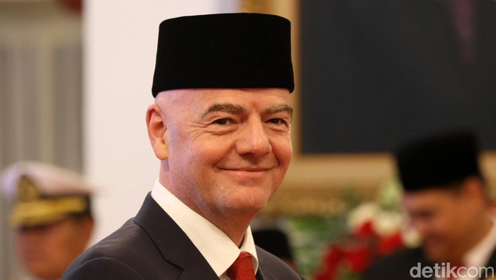 Presiden Joko Widodo (Jokowi) memberikan penganugerahan tanda kehormatan bintang jasa ke Presiden FIFA Gianni Infantino di Istana Negara, Jakarta, Jumat (10/11/2023). Gianni mendapat tanda Bintang Jasa Pratama atas jasa-jasanya pada persepakbolaan Indonesia.
