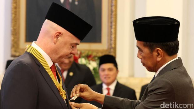 Presiden Joko Widodo (Jokowi) memberikan penganugerahan tanda kehormatan bintang jasa ke Presiden FIFA Gianni Infantino di Istana Negara, Jakarta, Jumat (10/11/2023). Gianni mendapat tanda Bintang Jasa Pratama atas jasa-jasanya pada persepakbolaan Indonesia.