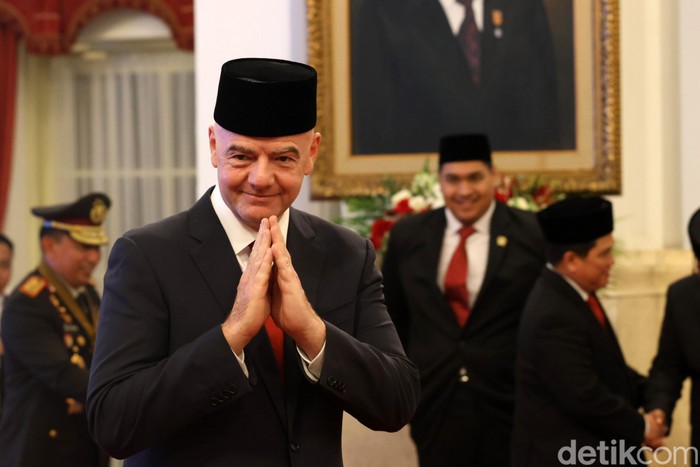Presiden Joko Widodo (Jokowi) memberikan penganugerahan tanda kehormatan bintang jasa ke Presiden FIFA Gianni Infantino di Istana Negara, Jakarta, Jumat (10/11/2023). Gianni mendapat tanda Bintang Jasa Pratama atas jasa-jasanya pada persepakbolaan In