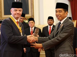 Peci Hitam Presiden FIFA dan Ucapan Terima Kasih ke Jokowi