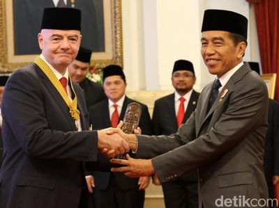 Jokowi Beri Bintang Jasa Pratama ke Presiden FIFA