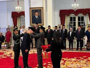 Jokowi Beri Kehormatan Bintang Jasa Pratama ke Presiden FIFA Gianni Infantino