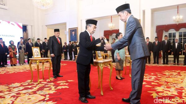 Jokowi Berikan Gelar Pahlawan Nasional Kepada 6 Tokoh