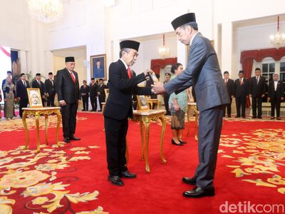 Jokowi Berikan Gelar Pahlawan Nasional Kepada 6 Tokoh