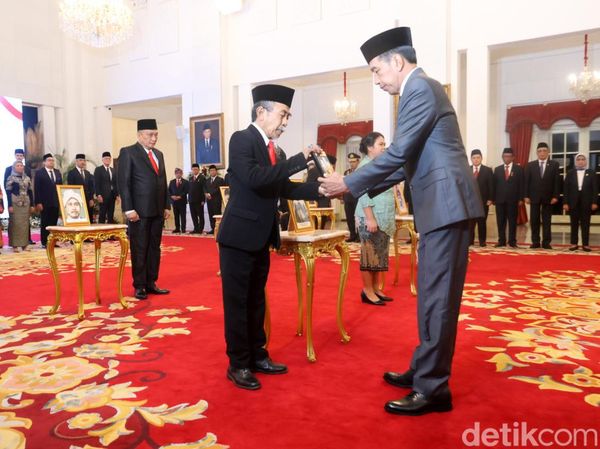 Jokowi Berikan Gelar Pahlawan Nasional Kepada 6 Tokoh