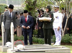 Usai Upacara Hari Pahlawan, Jokowi dan Maruf Tabur Bunga di TMP Kalibata