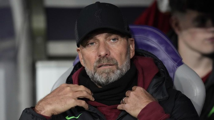 Liverpools manager Jurgen Klopp looks on prior to the start of the Europa League Group E soccer match between Toulouse and Liverpool, at the Toulouse Stadium in Toulouse, France, Thursday, Nov. 9, 2023. (AP Photo/Thibault Camus)