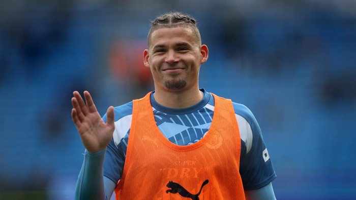 Soccer Football - Premier League - Manchester City v Brighton & Hove Albion - Etihad Stadium, Manchester, Britain - October 21, 2023  Manchester Citys Kalvin Phillips during the warm up before the match REUTERS/Phil Noble NO USE WITH UNAUTHORIZED AUDIO, VIDEO, DATA, FIXTURE LISTS, CLUB/LEAGUE LOGOS OR LIVE SERVICES. ONLINE IN-MATCH USE LIMITED TO 45 IMAGES, NO VIDEO EMULATION. NO USE IN BETTING, GAMES OR SINGLE CLUB/LEAGUE/PLAYER PUBLICATIONS.