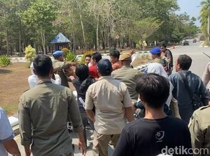 Demo Dirut Bank Sultra Sempat Memanas, Satpol PP Bersitegang dengan Massa