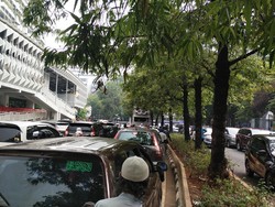 Massa Demo Tolak Konser Coldplay Bergerak ke Mabes Polri, Lalin Macet