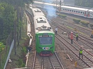 Rangkaian Kereta Feeder Sempat Anjlok di Stasiun Bandung