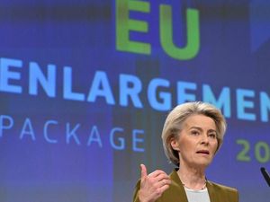 Komisi Eropa Rekomendasikan Perundingan Keanggotaan Ukraina