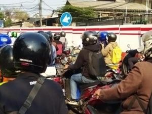 Macet di Jl TB Simatupang gegara Proyek Polder, Pemotor: Jalan Jadi Sempit