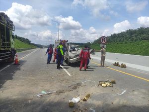 Mobil Angkut Durian Kecelakaan di Tol Pekanbaru-Dumai, Penumpang Tewas