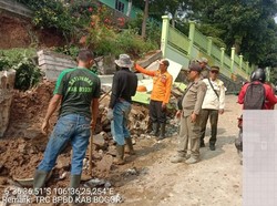 Longsor Rusak Rumah hingga Pagar Sekolah di Leuwiliang Bogor