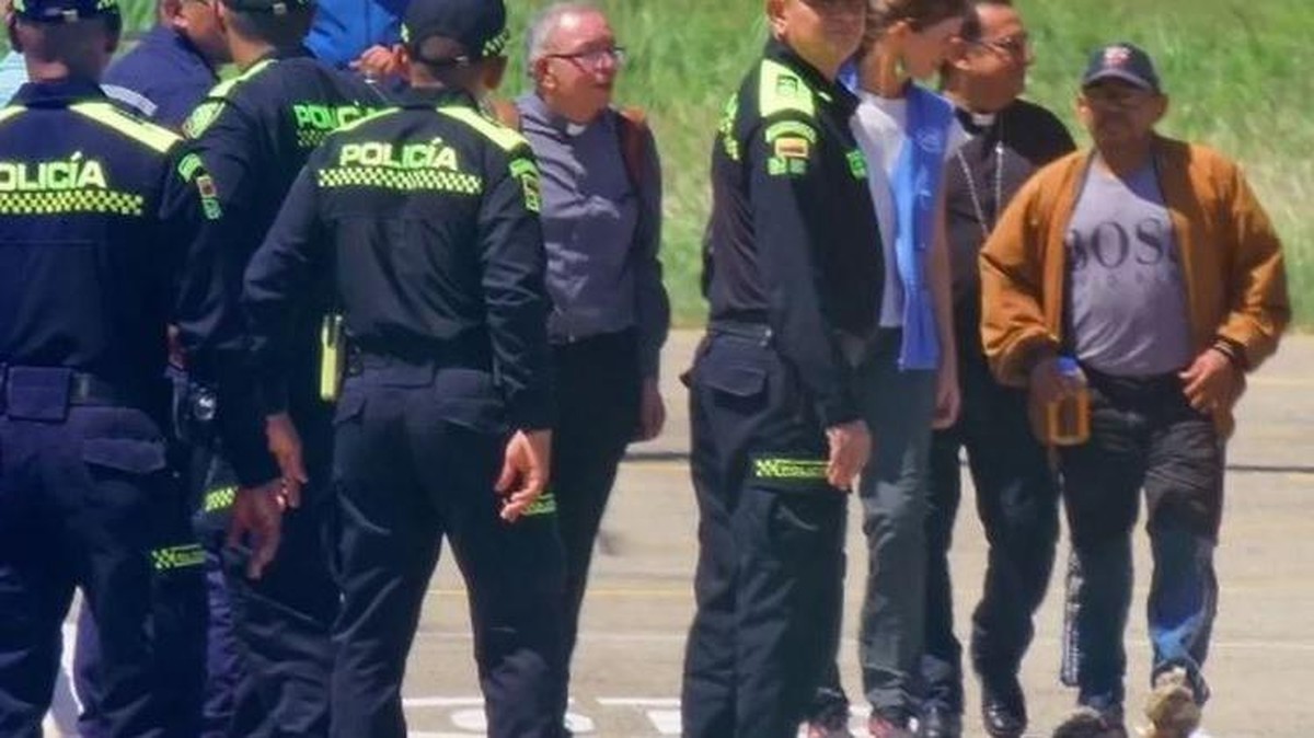 Luis Manuel Diaz (kanan) usai dibebaskan penculik. Foto: Dok. EPA, BBC