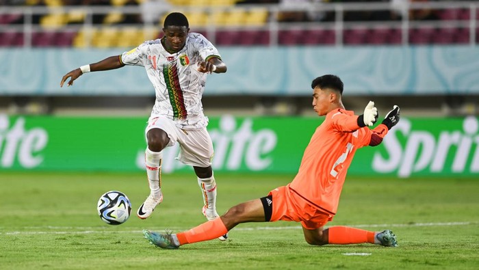 Pesepak bola Timnas Mali Mamadou Doumbia berselebrasi usai berhasil mencetak gol ke gawang Timnas Uzbekistan pada pertandingan Grup B Piala Dunia U-17 di Stadion Manahan, Solo, Jawa Tengah, Jumat (10/11/2023). Mali menang atas Uzbekistan dengan skor 3-0. ANTARA FOTO/Mohammad Ayudha/rwa.