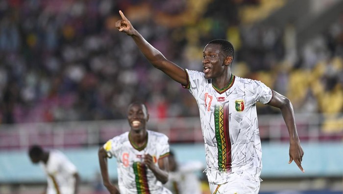 Pesepak bola Timnas Mali Mamadou Doumbia berselebrasi usai berhasil mencetak gol ke gawang Timnas Uzbekistan pada pertandingan Grup B Piala Dunia U-17 di Stadion Manahan, Solo, Jawa Tengah, Jumat (10/11/2023). Mali menang atas Uzbekistan dengan skor 3-0. ANTARA FOTO/Mohammad Ayudha/rwa.