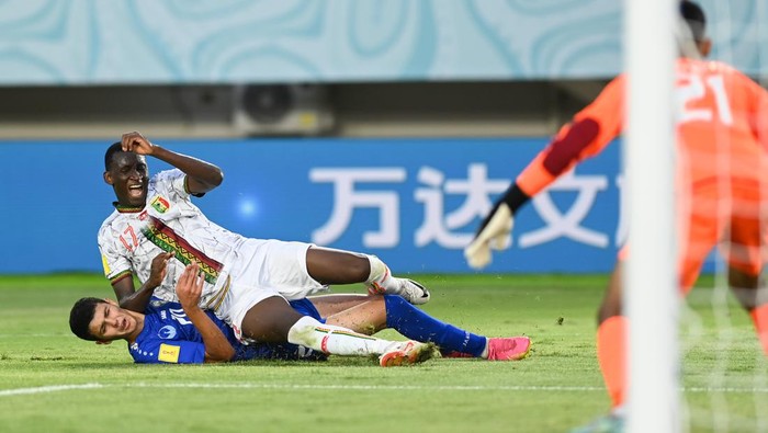 Pesepak bola Timnas Mali Mamadou Doumbia berselebrasi usai berhasil mencetak gol ke gawang Timnas Uzbekistan pada pertandingan Grup B Piala Dunia U-17 di Stadion Manahan, Solo, Jawa Tengah, Jumat (10/11/2023). Mali menang atas Uzbekistan dengan skor 3-0. ANTARA FOTO/Mohammad Ayudha/rwa.