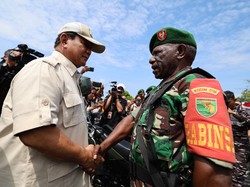 Momen Prabowo Bertemu Anak Buah yang Tak Berjumpa 27 Tahun