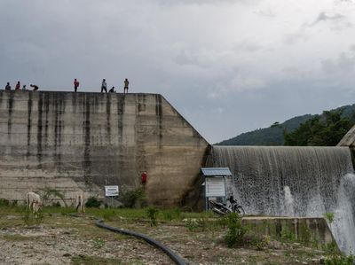 Bisa-bisanya Penahan Banjir Bandang Jadi Tempat Piknik