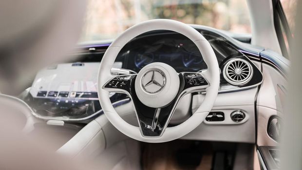 Mobil listrik EQS Edition One sudah meluncur pada Agustus lalu di Gaikindo Indonesia International Auto Show (GIIAS) 2023. Harga mobil listrik termahal Mercedes-Benz di Indonesia ini Rp3,95 miliar (off the road Jakarta), lebih mahal Rp540 juta dari EQS 450+ AMG Line.