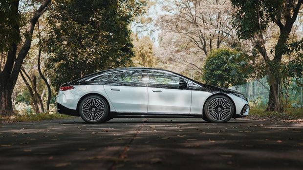 Mobil listrik EQS Edition One sudah meluncur pada Agustus lalu di Gaikindo Indonesia International Auto Show (GIIAS) 2023. Harga mobil listrik termahal Mercedes-Benz di Indonesia ini Rp3,95 miliar (off the road Jakarta), lebih mahal Rp540 juta dari EQS 450+ AMG Line.