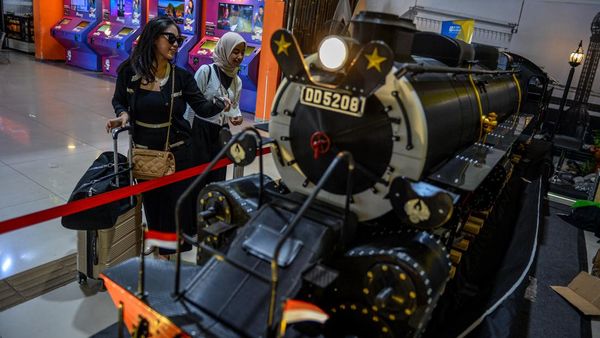 Stasiun Bandung Punya Miniatur Lokomotif Terbesar di Indonesia Lho