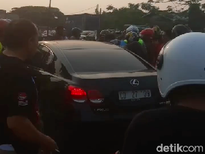 Sopir Mobil Diplomat Asing Sempat Kabur Usai Tabrak 4 Orang di Jakut Sopir Mobil Diplomat Asing Sempat Kabur Usai Tabrak 4 Orang di Jakut