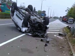Pajero Sport Terbalik Usai Tabrak Pembatas Jalan di Tol Merak