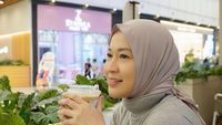 Okie Agustina, Ibu Kiesha Alvaro yang Doyan Ngopi dan Nongkrong di Kafe
