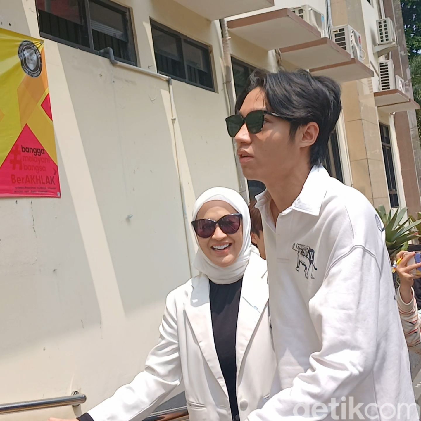 Okie Agustina dan Keisha Alvaro saat ditemui di Pengadilan Agama Bogor.
