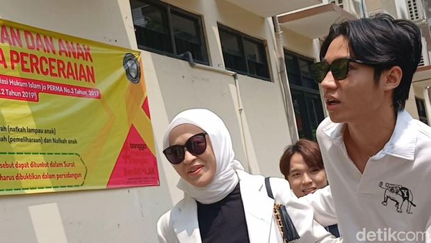 Okie Agustina dan Keisha Alvaro saat ditemui di Pengadilan Agama Bogor.