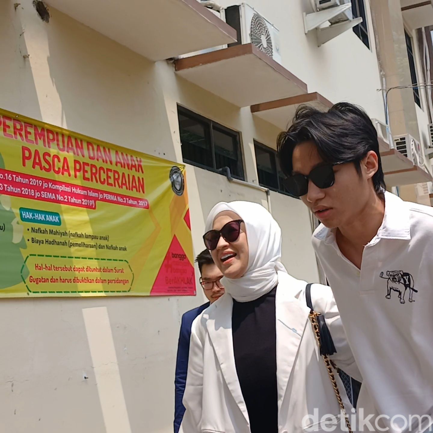 Okie Agustina dan Keisha Alvaro saat ditemui di Pengadilan Agama Bogor.