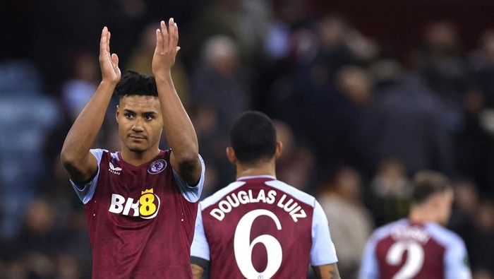 Soccer Football - Europa Conference League - Group E - Aston Villa v AZ Alkmaar - Villa Park, Birmingham, Britain - November 9, 2023 Aston Villas Ollie Watkins applauds fans after the match Action Images via Reuters/Andrew Couldridge