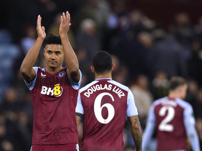 Soccer Football - Europa Conference League - Group E - Aston Villa v AZ Alkmaar - Villa Park, Birmingham, Britain - November 9, 2023 Aston Villa's Ollie Watkins applauds fans after the match Action Images via Reuters/Andrew Couldridge