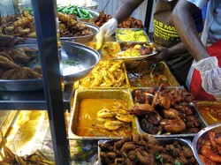 Pegawai Nasi Kandar Ini Ketahuan Hanya Pakai Celana Dalam Saat di Dapur!