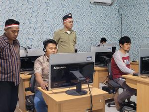 Pemohon SIM di Ngawi Disambut Petugas Berpakaian Pahlawan hingga Dapat Hadiah Pemohon SIM di Ngawi Disambut Petugas Berpakaian Pahlawan hingga Dapat Hadiah