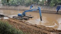 Pengerukan Kali Ciliwung Terus Dikebut