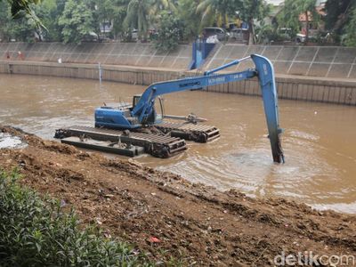Pengerukan Kali Ciliwung Terus Dikebut