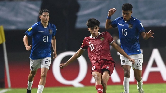 Penjaga gawang Timnas Indonesia Ikram Al Giffari menyelamatkan bola saat menghadapi Timnas Ekuador dalam pertandingan babak penyisihan Grup A Piala Dunia U-17 2023 di Stadion Gelora Bung Tomo, Surabaya, Jawa Timur, Jumat (10/11/2023). ANTARA FOTO/Aditya Pradana Putra/rwa.