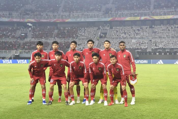 Penjaga gawang Timnas Indonesia Ikram Al Giffari menyelamatkan bola saat menghadapi Timnas Ekuador dalam pertandingan babak penyisihan Grup A Piala Dunia U-17 2023 di Stadion Gelora Bung Tomo, Surabaya, Jawa Timur, Jumat (10/11/2023). ANTARA FOTO/Aditya Pradana Putra/rwa.